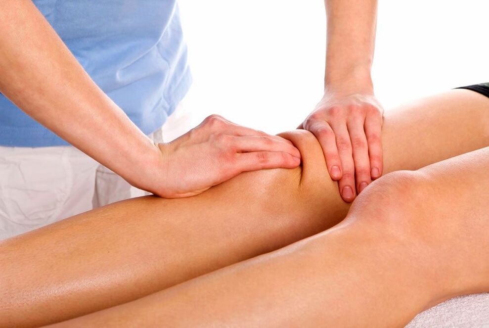 Een therapeutische massagesessie voor een geblesseerde knie