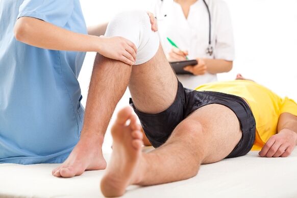De arts kiest na diagnostisch onderzoek een behandelregime voor een patiënt met artrose