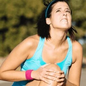 De pijn in het kniegewricht met artrose